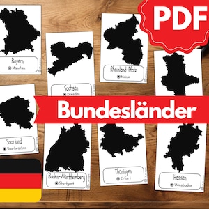 Könnte beinhalten: Ein Satz schwarz-weißer, druckbarer Karten der deutschen Bundesländer, mit dem Namen jedes Bundeslandes und seiner Hauptstadt beschriftet. Das Wort "Bundesländer" steht in Rot über den Karten.