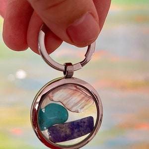 Nyckelringar • Väskberlocker med flytande helande halvädelstenar: lapis lazuli, jordgubbskvarts, turkos • Regnbågsgnistrar •