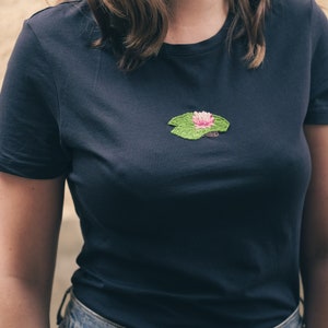 Personalisiertes handbesticktes T-Shirt - Seerosenmuster