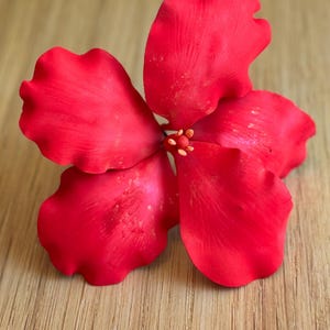 Kwiat hibiskusa z pasty gumowej