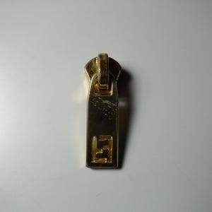 Vintage Fendi vervangende goudkleurige metalen ritssluiting met reliëf