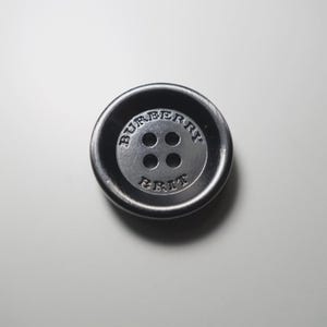 Botón metálico de repuesto Burberry Brit con relieve