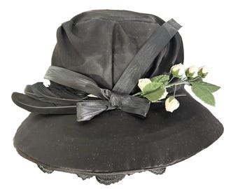 Lussuoso cappello antico vittoriano anni 1880 pizzo nero modisteria fiori piuma lutto
