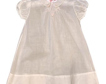 Vintage weiße Baumwolle gesmokt Baby Kleid Hand bestickt rosa Blumen Peter Pan