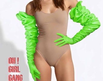 Könnte beinhalten: Hellgrüne, lange, geraffte Handschuhe mit passenden Handschuhen. Die Handschuhe werden mit einem nudefarbenen Body getragen. Die Worte "OH! GIRL GANG" stehen in roter, gestapelter Schrift in der unteren linken Ecke.