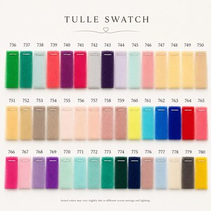 Puede incluir: Una tarjeta de muestras de color con una variedad de muestras de tela de tul. Las muestras est&aacute;n dispuestas en filas y columnas, mostrando un espectro de colores que van desde verdes y rosas vibrantes hasta neutros suaves. El texto "TULLE SWATCH" est&aacute; en la parte superior.