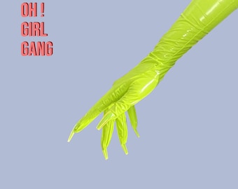 Könnte beinhalten: Ein langer, limettengrüner, glänzender Opernhandschuh in Lackoptik mit eng anliegender Passform, der über das Handgelenk reicht. Der Text OH! GIRL GANG ist in einer fetten, korallenroten serifenlosen Schrift links auf hellblauem Grund gedruckt.