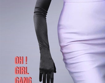 Könnte beinhalten: Eine Person trägt einen langen, schwarzen Satinhandschuh mit dem Text "OH! GIRL GANG" in rosa Buchstaben vor einem grauen Hintergrund.