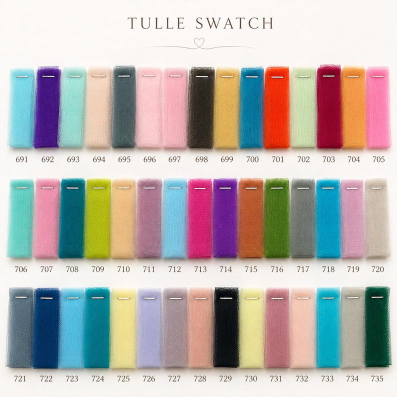 Puede incluir: Una muestra de colores de tela de tul. Las muestras est&aacute;n dispuestas en filas, mostrando una variedad de colores, incluyendo azules, rosas, verdes y neutros. El texto "TULLE SWATCH" est&aacute; en la parte superior.