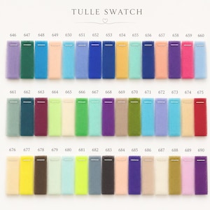 Puede incluir: Una tarjeta de muestras de colores con muestras de tela de tul en varios colores. La tarjeta muestra una gama de tonos, incluyendo lavanda, verde azulado, melocot&oacute;n y azul. El texto "TULLE SWATCH" est&aacute; en la parte superior.
