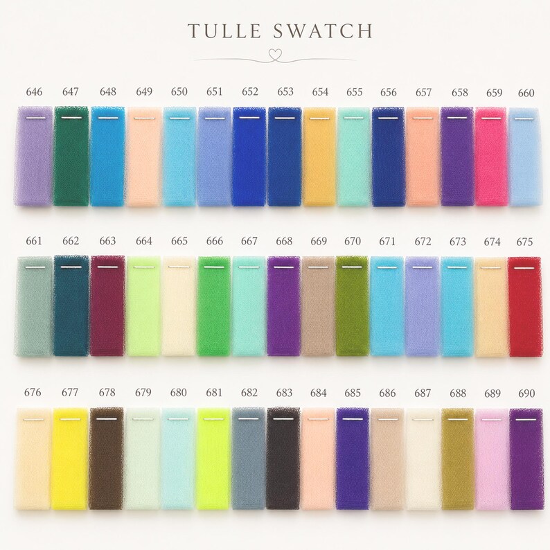 Puede incluir: Una tarjeta de muestras de colores con muestras de tela de tul en varios colores. La tarjeta muestra una gama de tonos, incluyendo lavanda, verde azulado, melocot&oacute;n y azul. El texto "TULLE SWATCH" est&aacute; en la parte superior.