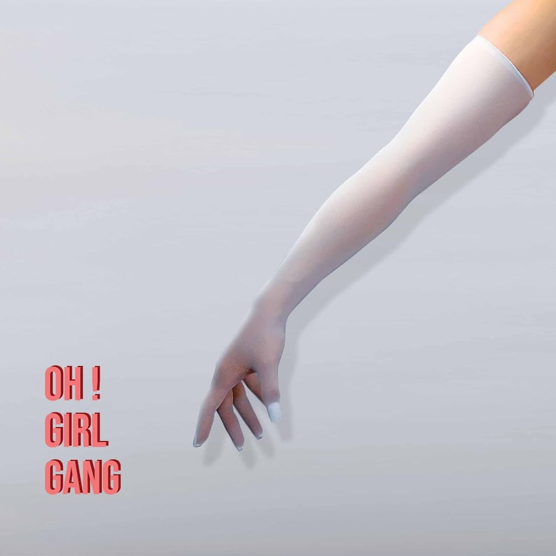 Peut inclure: Un long gant blanc sur un fond gris clair. Le texte "OH! GIRL GANG" est &eacute;crit en lettres roses.