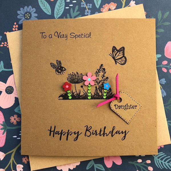 Tarjeta de cumpleaños hecha a mano para hija: Cumpleaños especial de hija, flores de madera, mariposa y abeja, jardín de flores impreso a mano