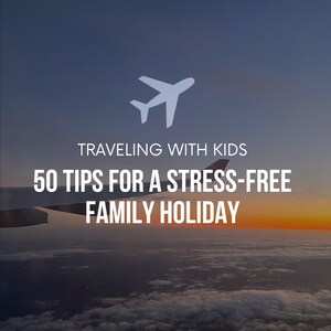 以下が含まれることがあります： 夕焼けを背景に飛行機の翼。画像に「TRAVELING WITH KIDS 50 TIPS FOR A STRESS-FREE FAMILY HOLIDAY」というテキストが重ねられています。