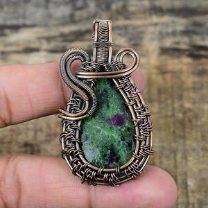 Colgante de rubí zoisita, colgante envuelto en alambre de cobre, colgante de piedra preciosa rubí zoisita, joyería hecha a mano, regalo de cumpleaños para ella.