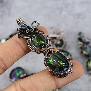 Colgante de topacio místico envuelto en alambre de cobre. Colgante de topacio místico. Joyería de piedras preciosas. Regalos para ella. Joyería hecha a mano. Joyería de topacio místico.