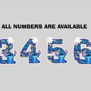 Puede incluir: Los n&uacute;meros 3, 4, 5 y 6 se muestran con un patr&oacute;n de hojas tropicales azules y verdes. Cada n&uacute;mero presenta un personaje de dibujos animados y una flor blanca. El texto "ALL NUMBERS ARE AVAILABLE" est&aacute; encima de los n&uacute;meros.