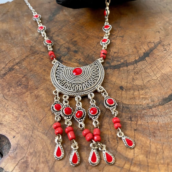 Grand collier Ethnique fait main / Collier Boho en howlite rouge / Collier pierre naturelle turquoise d’Afrique/ Collier pendentif goutte