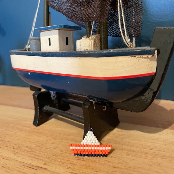 Broche Bateau origami en perles tissée main