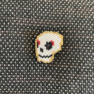 Hand-woven pearl skull brooch