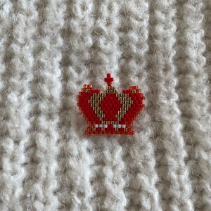 Hand-woven round red pearl crown brooch