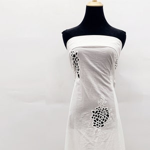 Tessuto ricamato con bordo frangiato tagliato al laser da designer, tagliato su misura - Tessuto in voile di cotone bianco avorio per cucire, tende - SS221212-EMB09
