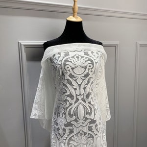 Tessuto per abito da sposa di lusso tagliato al laser su misura - Tessuto in pizzo a rete ricamato bianco - Tessuto per cucito di abiti - Tessuto per tappezzeria - SS230527-EMB06