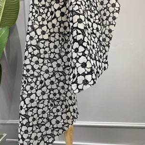 Svarta flockblommor broderade organza - Nättyg som metervara - Sömnadsmaterial för klänningar - Polyesterklädseltyg - SS230629-EMB11 bild 3