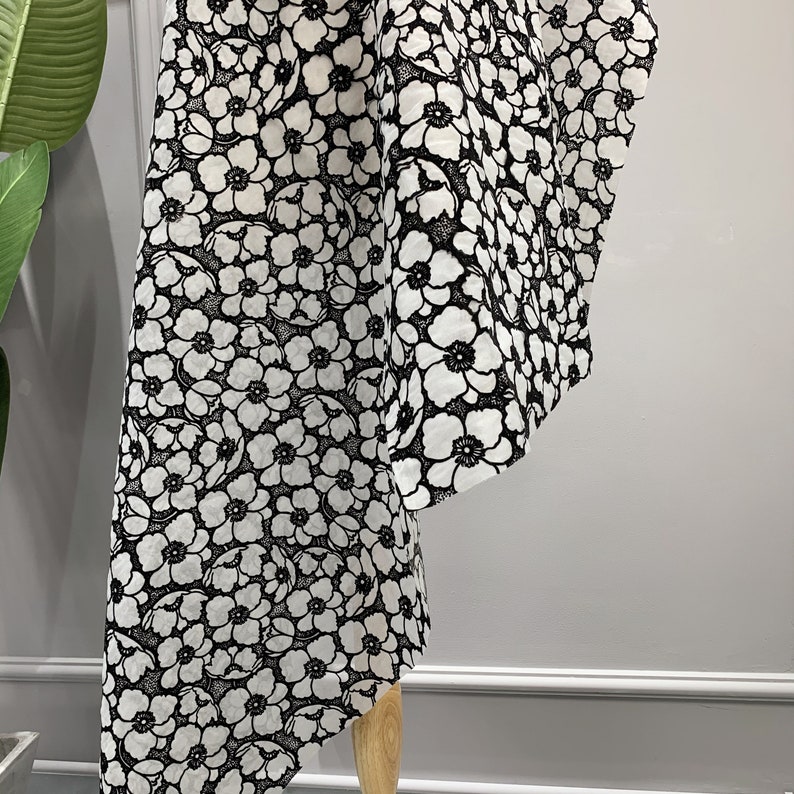 Svarta flockblommor broderade organza - Nättyg som metervara - Sömnadsmaterial för klänningar - Polyesterklädseltyg - SS230629-EMB11 bild 3
