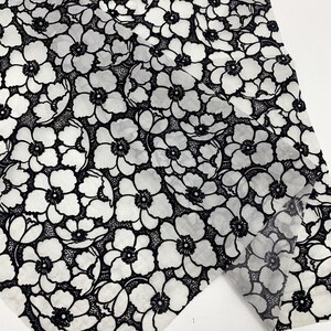 Svarta flockblommor broderade organza - Nättyg som metervara - Sömnadsmaterial för klänningar - Polyesterklädseltyg - SS230629-EMB11 bild 8
