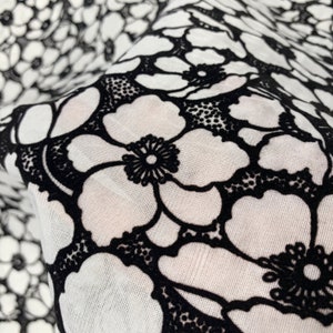 Svarta flockblommor broderade organza - Nättyg som metervara - Sömnadsmaterial för klänningar - Polyesterklädseltyg - SS230629-EMB11 bild 5