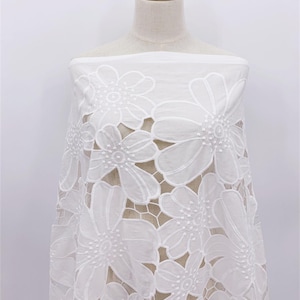 Tessuto da sposa ricamato con fiori, tagliato al laser di alta qualità e tagliato su misura - Tessuto da cucito in voile di cotone bianco/blu - Confezione abiti - SS220309-EMB06