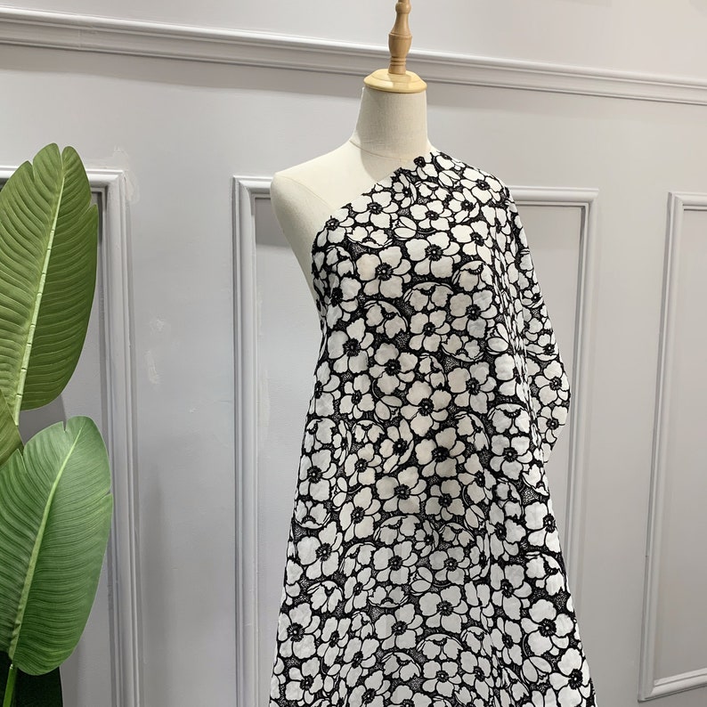 Svarta flockblommor broderade organza - Nättyg som metervara - Sömnadsmaterial för klänningar - Polyesterklädseltyg - SS230629-EMB11 bild 1