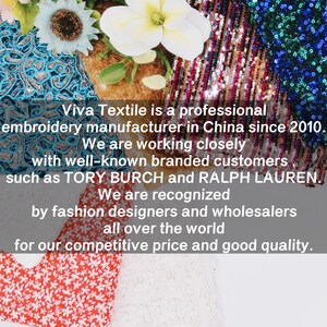 Może przedstawiać: Obraz przedstawia r&oacute;żne pr&oacute;bki tkanin, w tym tekstylia z cekinami i koronki kwiatowe. Tekst brzmi: "Viva Textile to profesjonalny producent haftu w Chinach od 2010 r." i wspomina znane marki.