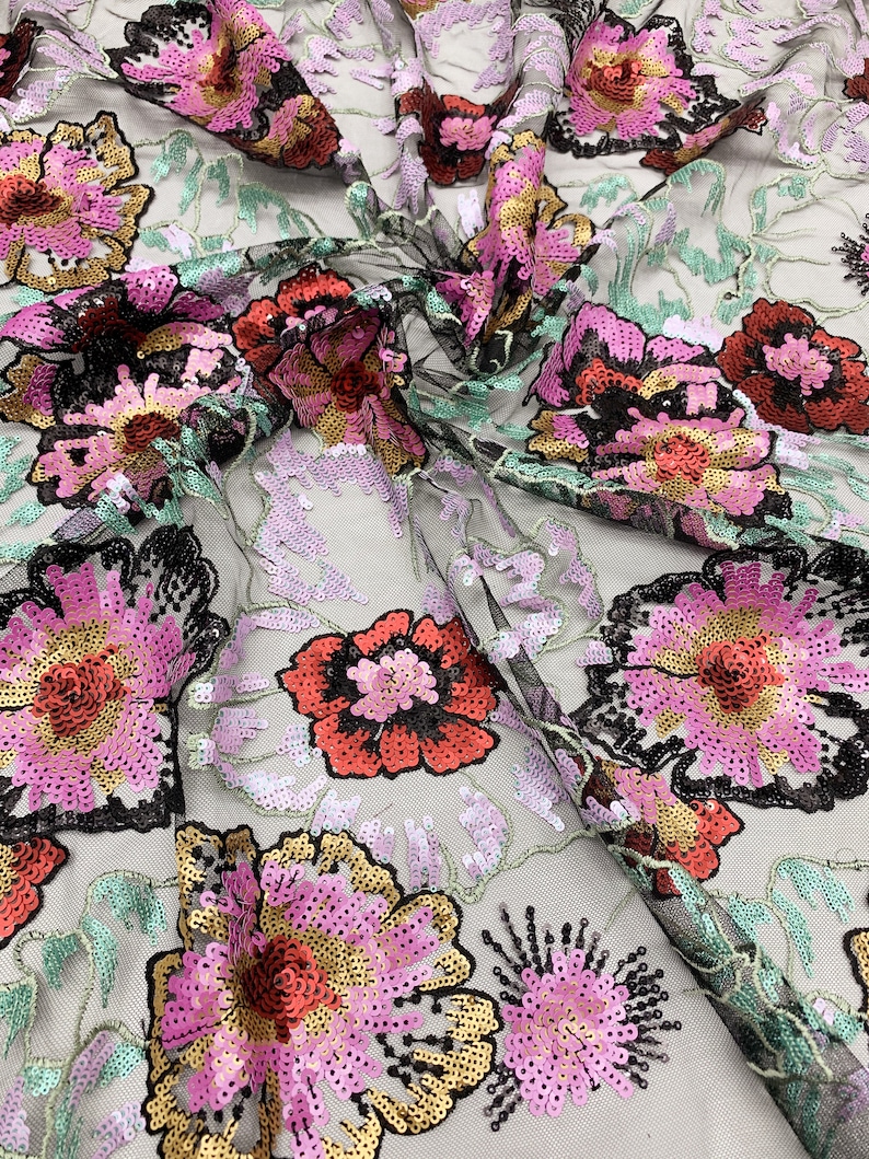 Puede incluir: Tela de malla negra con lentejuelas rosas, rojas y doradas bordadas en un patr&oacute;n floral.