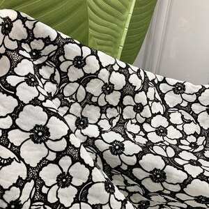 Svarta flockblommor broderade organza - Nättyg som metervara - Sömnadsmaterial för klänningar - Polyesterklädseltyg - SS230629-EMB11 bild 4