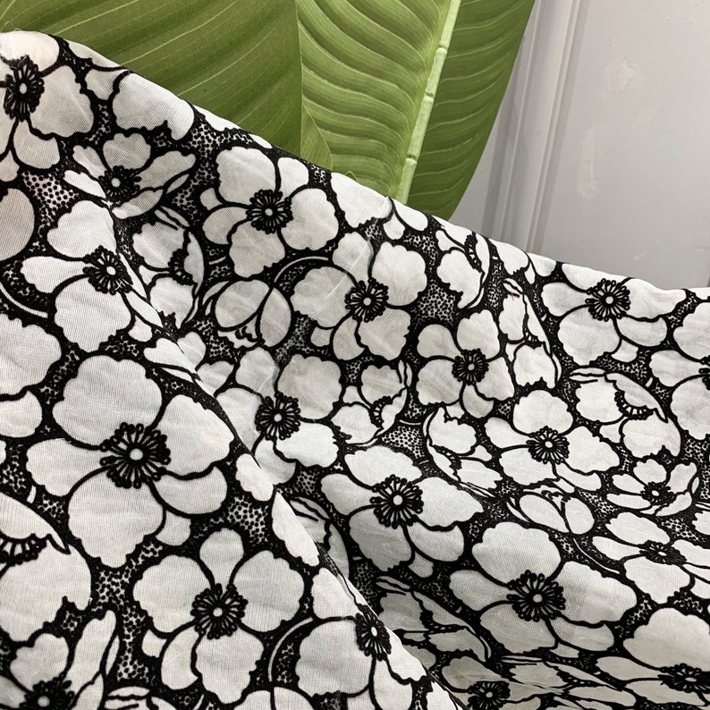 Svarta flockblommor broderade organza - Nättyg som metervara - Sömnadsmaterial för klänningar - Polyesterklädseltyg - SS230629-EMB11 bild 4