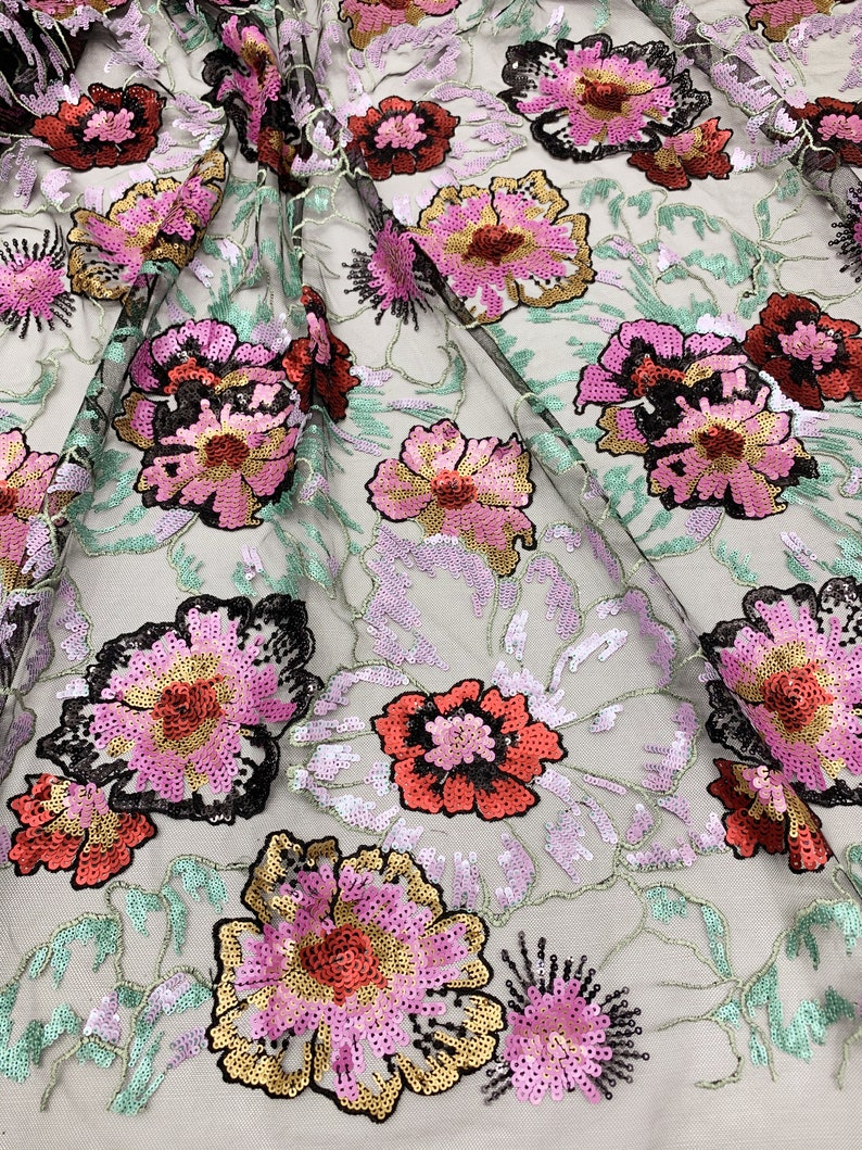 Puede incluir: Tela de malla negra con grandes bordados florales de color rosa, rojo y dorado. Las flores est&aacute;n adornadas con lentejuelas.