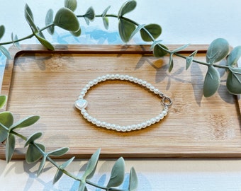 Stretchy pearl beaded bracelet with heart shaped pearl