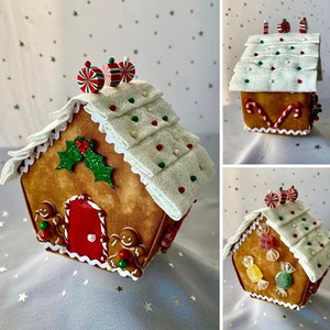 Pu&ograve; includere: Tre decorazioni per la casa di pan di zenzero con glassa bianca, caramelle e accenti rossi e verdi. Le case sono fatte di feltro e hanno un aspetto 3D.