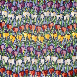 Può includere: Un motivo ripetitivo di crochi stilizzati in tonalità di viola, rosso, giallo e bianco su uno sfondo blu. I fiori sono disposti in file e sono rappresentati in uno stile semplificato, quasi geometrico.