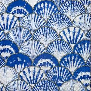 Op de afbeelding: Vierkante papieren servet met een herhalend patroon van blauwe en witte waaiervormige ontwerpen, omlijnd in goud. Het ontwerp lijkt op schelpen of gestileerde bloemelementen, waardoor een decoratieve en elegante esthetiek ontstaat.