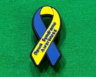 Pode incluir: Uma fita azul e amarela com as palavras "Down Syndrome Awareness" impressas nela.