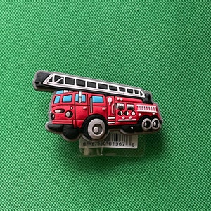 Puede incluir: Un cami&oacute;n de bomberos rojo con una escalera, ruedas negras y detalles blancos. El cami&oacute;n tiene un c&oacute;digo de barras en la parte inferior con el n&uacute;mero 8 67350 61967 6.