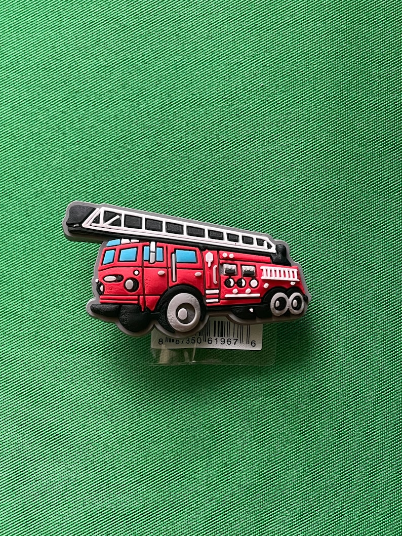 Puede incluir: Un cami&oacute;n de bomberos rojo con una escalera, ruedas negras y detalles blancos. El cami&oacute;n tiene un c&oacute;digo de barras en la parte inferior con el n&uacute;mero 8 67350 61967 6.
