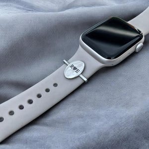 Charm ovalado para correa de reloj personalizada / Nombre o iniciales / Apple Watch / Grabado personalizado / Regalo para ella / Revestimiento resistente al agua