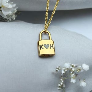 Collar con candado con iniciales y símbolos personalizados / Collar delicado con escritura personalizada / Regalo personalizado para él / Candado grabado para parejas