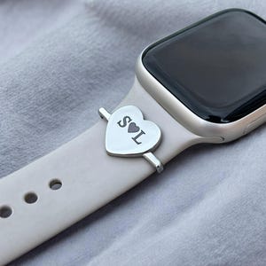 Charm de corazón para correa de reloj personalizada / Nombre o iniciales / Apple Watch / Grabado personalizado / Regalo para ella / Revestimiento resistente al agua