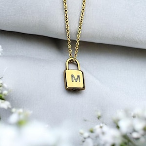 Colar com Cadeado Inicial Personalizado | Colar Delicado com Escrita Branca Personalizada | Presente Personalizado para Ele | Joias para Casais com Cadeado Gravado