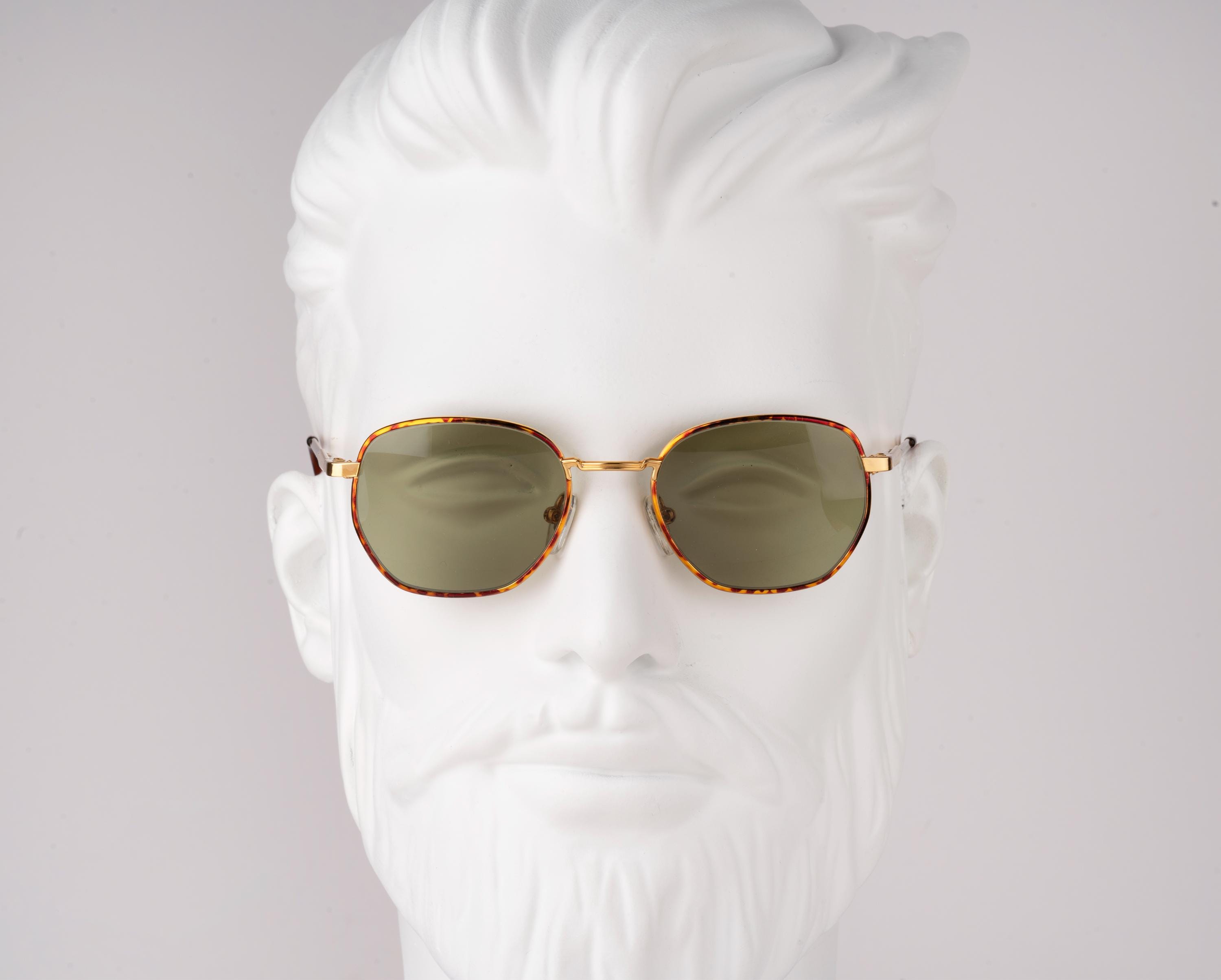 Vintage 90s MAX Tortoiseshell  Sunglasses Gold Logo made in italy Gianni Versace 389 - Designer vintage sunglasses main image 3